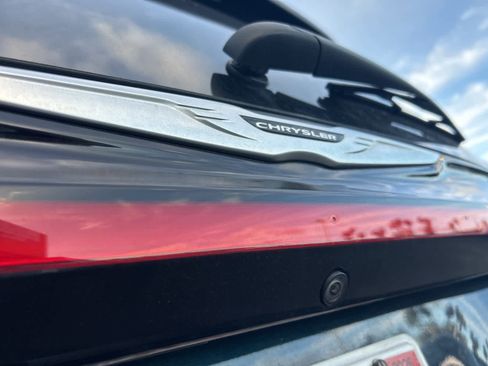 Used 2022 Chrysler Pacifica Touring-L image 17