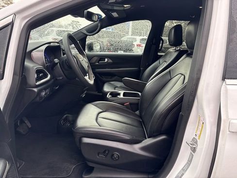 Used 2025 Chrysler Pacifica Select image 9