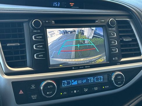 Used 2018 Toyota Highlander SE FWD image 27