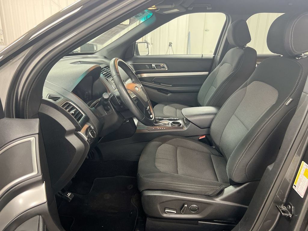 Used 2017 Ford Explorer XLT FWD image 19
