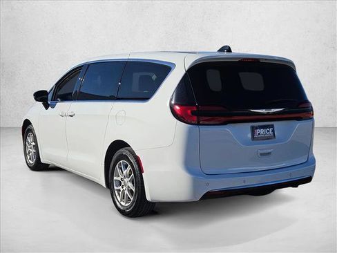 Used 2024 Chrysler Pacifica Touring-L image 7