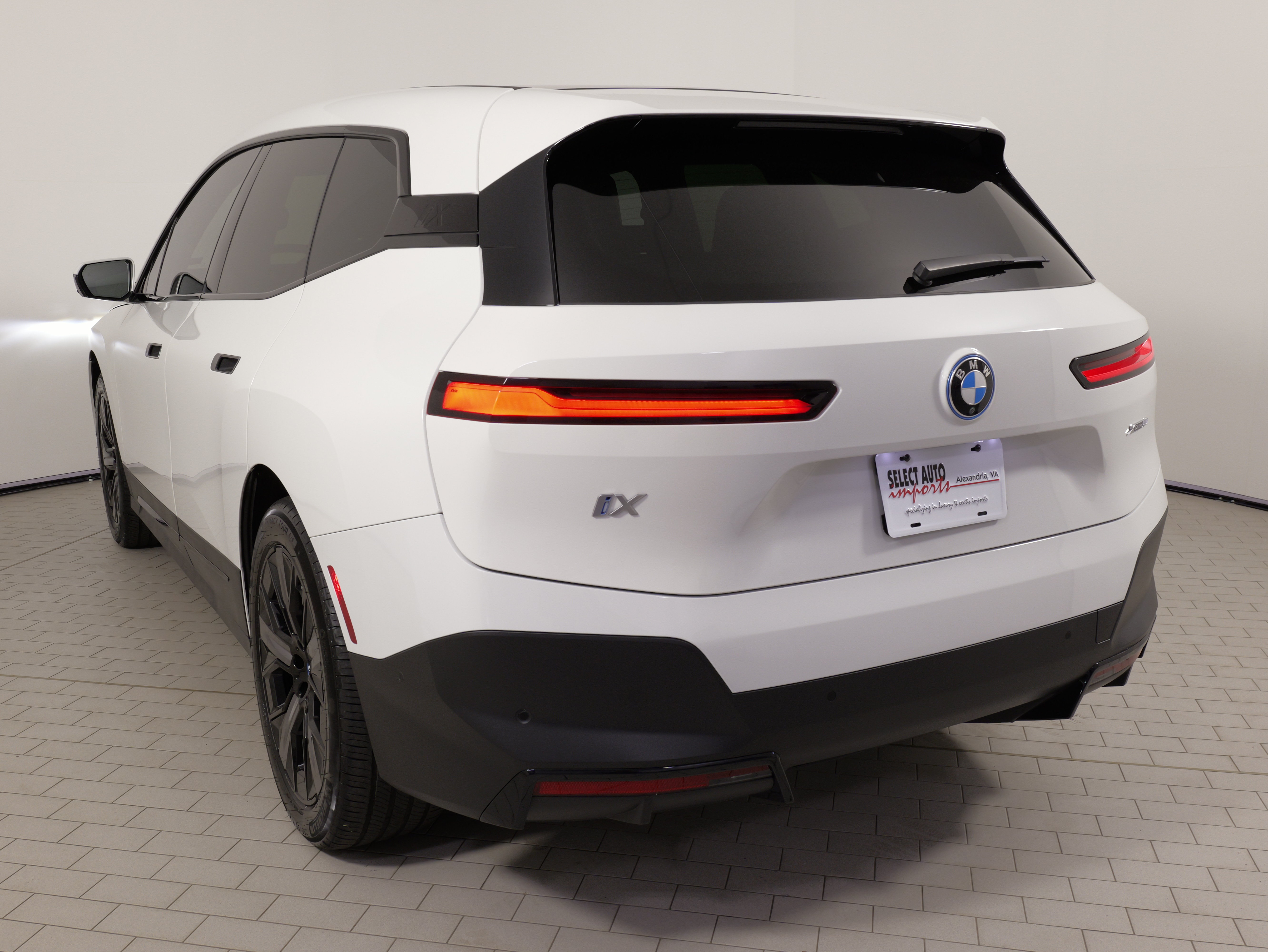 Used 2024 BMW iX xDrive50 w/ Convenience Package AWD/4WD image 12