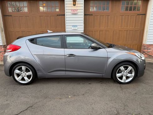 Used 2015 Hyundai Veloster FWD image 2