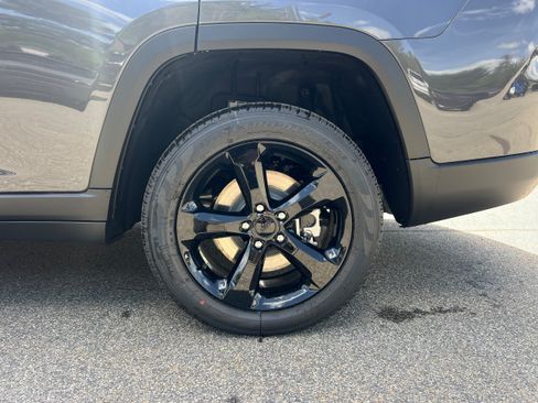 New 2026 Jeep Grand Cherokee L Limited w/ Limited Altitude Package AWD/4WD image 8