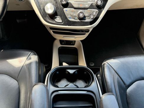 Used 2020 Chrysler Pacifica Touring-L FWD image 19