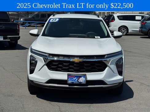 Used 2025 Chevrolet Trax LT FWD image 3