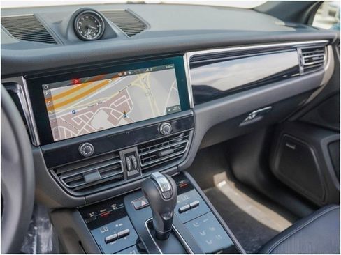 Certified 2025 Porsche Macan image 22