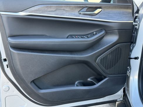 New 2026 Jeep Grand Cherokee Altitude image 19