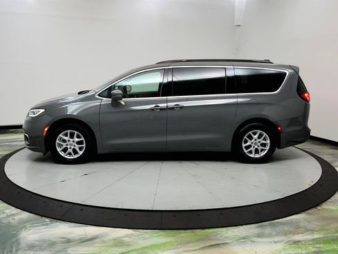 Used 2022 Chrysler Pacifica Touring-L FWD image 8