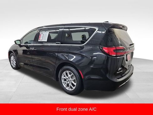 Used 2023 Chrysler Pacifica Touring-L image 5