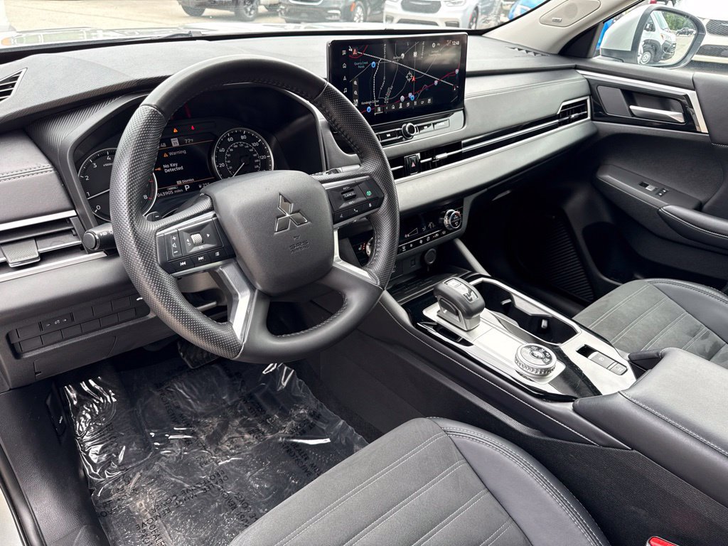 Used 2025 Mitsubishi Outlander SE AWD/4WD image 2