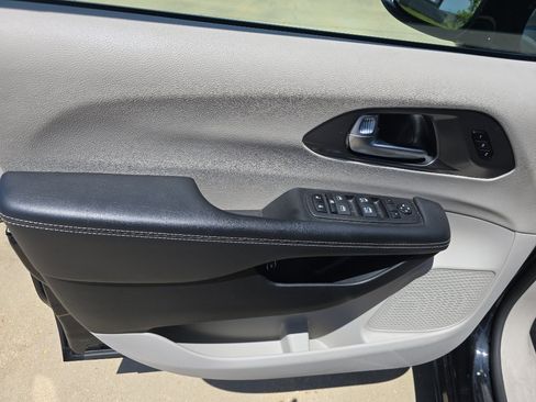 Used 2024 Chrysler Pacifica Limited FWD image 16