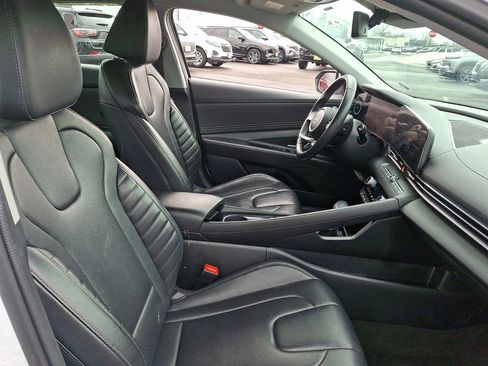 Used 2024 Hyundai Elantra Limited image 12