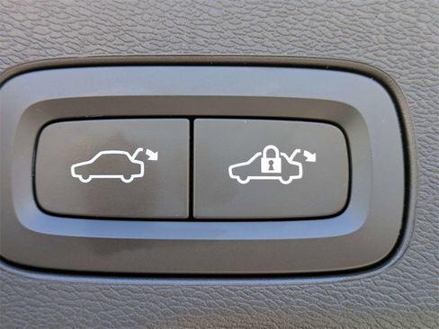 Certified 2023 Volvo XC60 B5 Ultimate w/ Protection Package Premier image 14