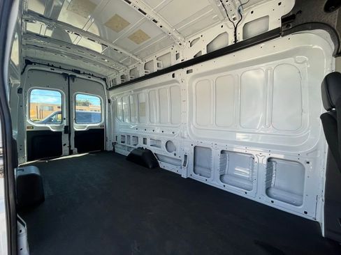Used 2022 Ford E-Transit 148 High Roof Extended image 6