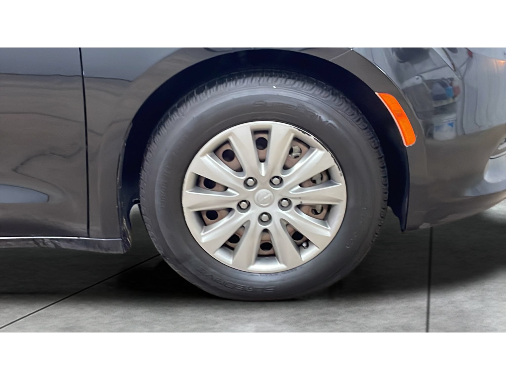 Used 2021 Chrysler Voyager L FWD image 3