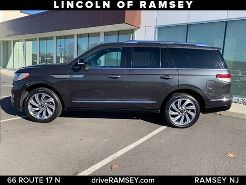 Used 2023 Lincoln Navigator Reserve AWD/4WD image 2