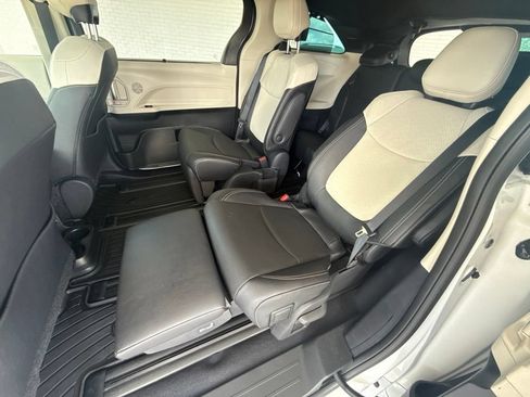 Used 2026 Toyota Sienna Limited FWD image 36