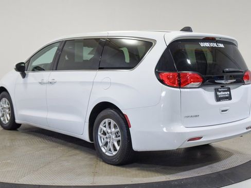 Used 2022 Chrysler Voyager LX image 8