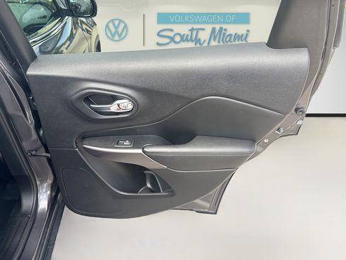 Used 2019 Jeep Cherokee Limited FWD image 30