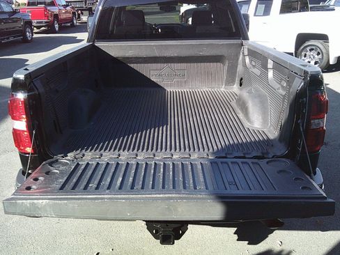 Used 2018 GMC Sierra 2500 SLE w/ Suspension Package, Off-Road AWD/4WD image 5