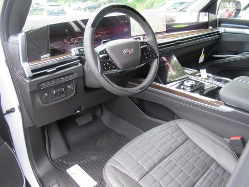 New 2026 Cadillac Escalade Platinum Sport w/ LPO, ONYX Package AWD/4WD image 17