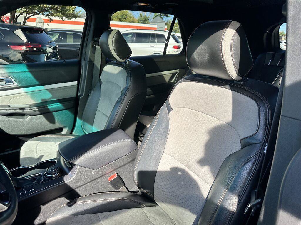 Used 2017 Ford Explorer XLT w/ Equipment Group 202A AWD/4WD image 23