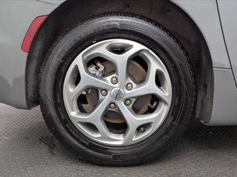 Used 2023 Chrysler Pacifica Limited FWD image 31