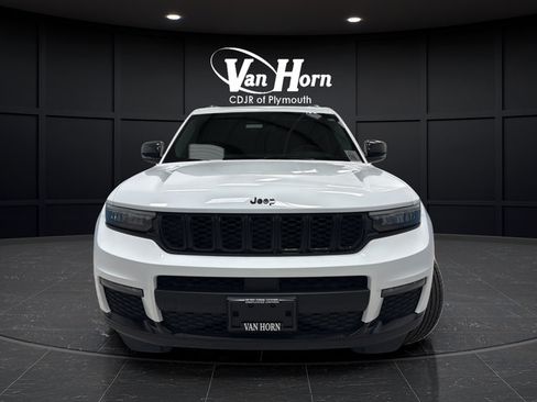 Used 2023 Jeep Grand Cherokee L Limited w/ Black Appearance Package AWD/4WD image 2