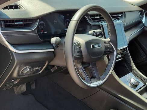 Used 2023 Jeep Grand Cherokee Laredo AWD/4WD image 9