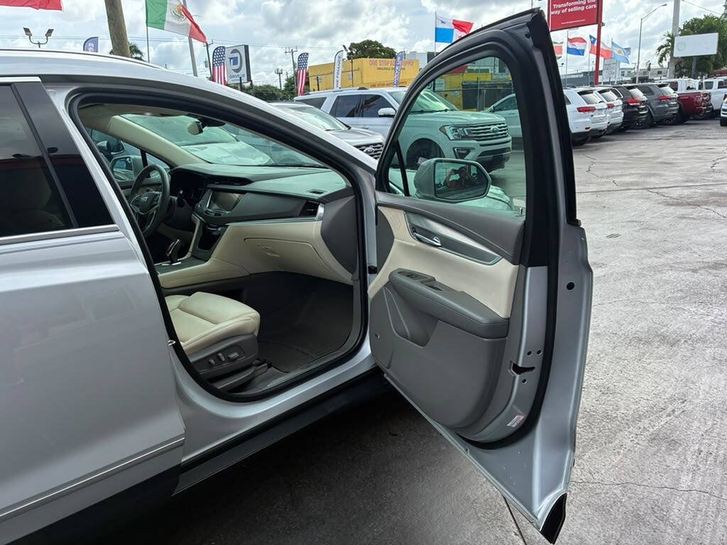 Used 2017 Cadillac XT5 Luxury w/ Driver Awareness Package FWD image 4