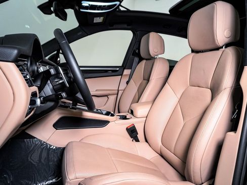 Certified 2025 Porsche Macan image 5
