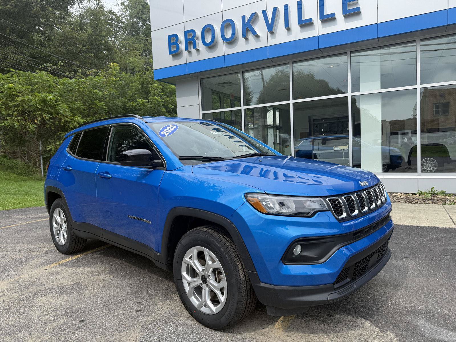 Used 2025 Jeep Compass Latitude AWD/4WD image 1