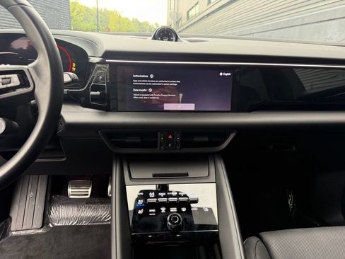 Certified 2025 Porsche Macan 4S Electric AWD/4WD image 24