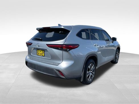 Used 2023 Toyota Highlander XLE AWD/4WD image 3
