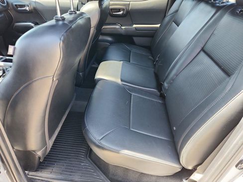 Used 2018 Toyota Tacoma TRD Sport AWD/4WD image 12