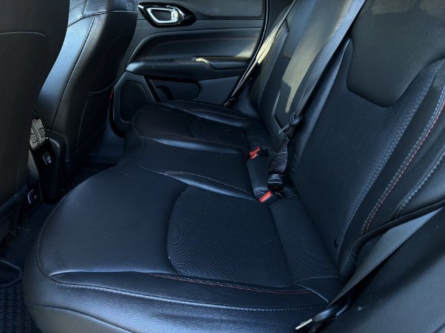 Used 2025 Jeep Compass Trailhawk AWD/4WD image 9