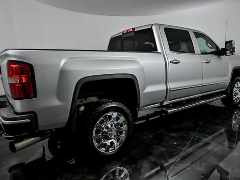 Used 2017 GMC Sierra 2500 Denali w/ Duramax Plus Package AWD/4WD image 9