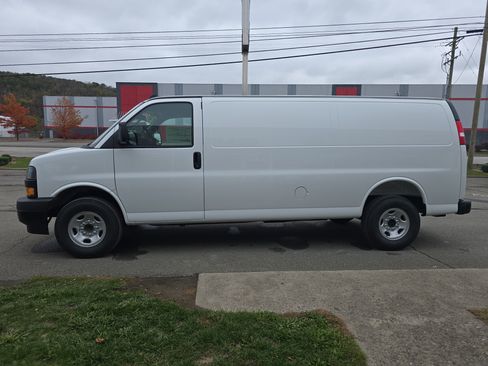 New 2025 GMC Savana 3500 Extended w/ Driver Convenience Package RWD image 8