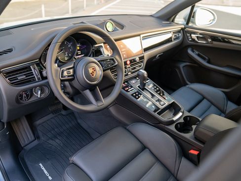 Certified 2026 Porsche Macan AWD/4WD image 4