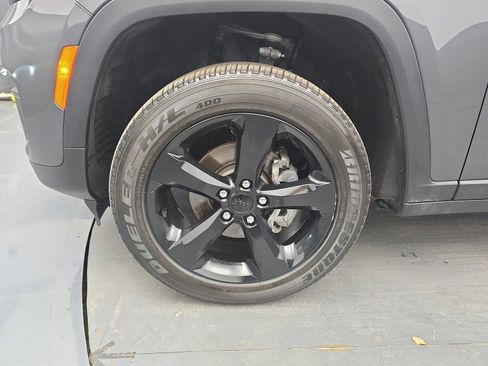 Used 2023 Jeep Grand Cherokee Altitude AWD/4WD image 12