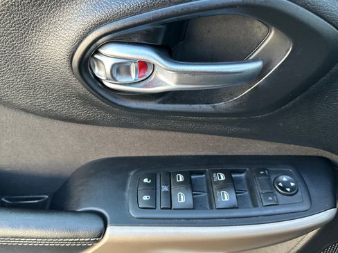 Used 2017 Jeep Cherokee Latitude image 11