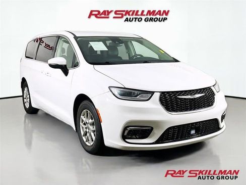 Used 2023 Chrysler Pacifica Touring-L FWD image 1