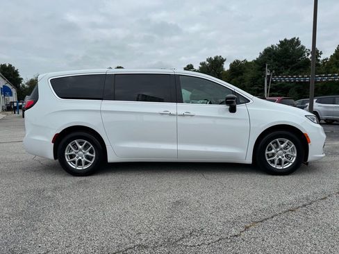 New 2026 Chrysler Pacifica Select image 8