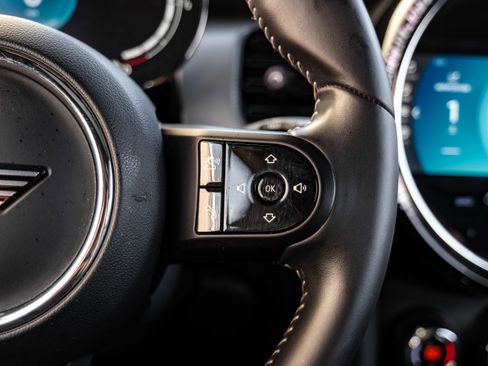 Used 2022 MINI Cooper 4-Door Hardtop w/ Signature Upholstery Package image 17