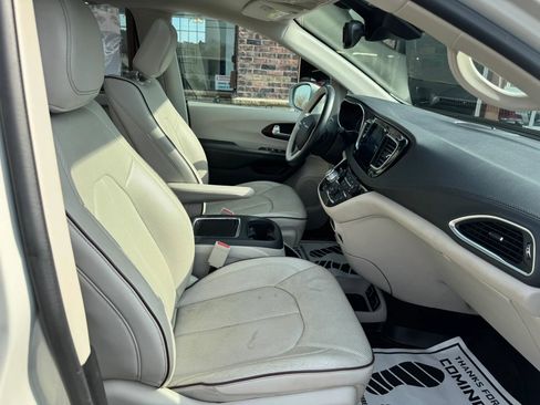 Used 2017 Chrysler Pacifica Limited image 49