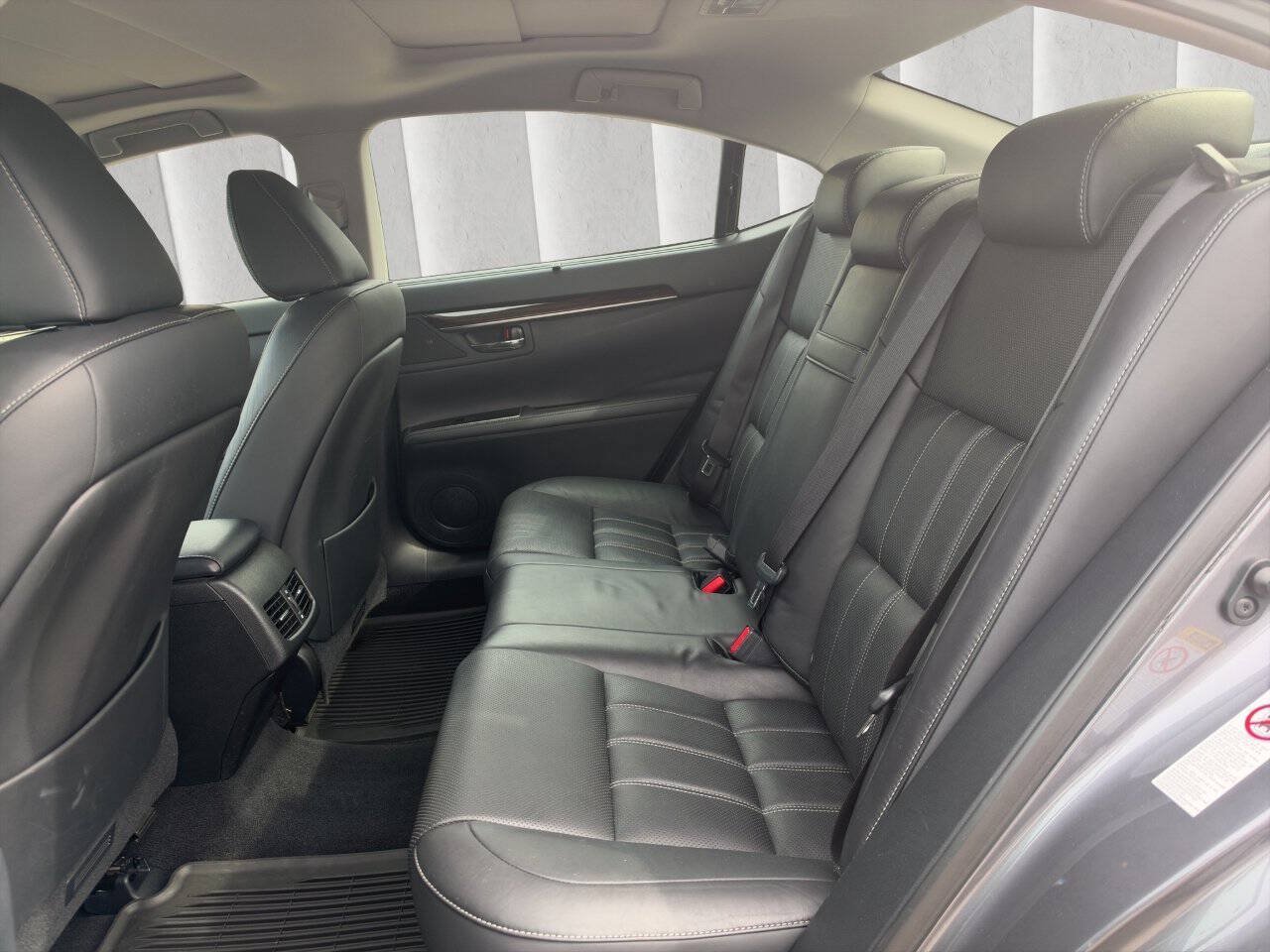 Used 2016 Lexus ES 350 w/ Ultra Luxury Package FWD image 16