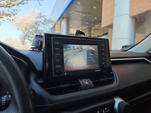 Used 2021 Toyota RAV4 LE image 28