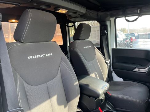 Used 2015 Jeep Wrangler Unlimited Rubicon w/ Connectivity Group image 12