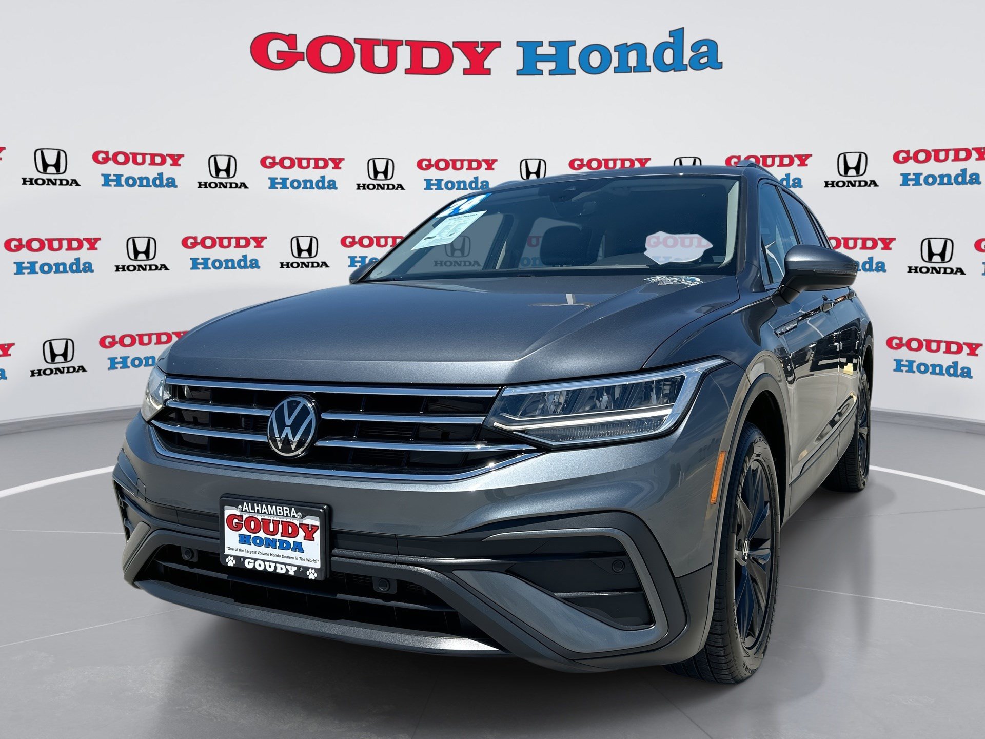 Used 2024 Volkswagen Tiguan SE AWD/4WD image 1